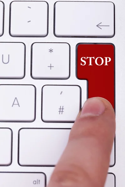Finger premendo un pulsante rosso di arresto sulla tastiera — Foto Stock