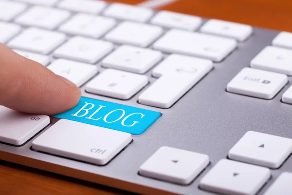 Fingerdruck auf Blog-Taste auf der Tastatur — Stockfoto