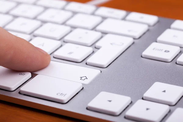 Aluminium-Tastatur mit Fingerdruck auf Taste — Stockfoto