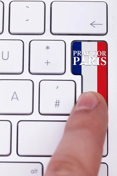 Drücken des Gebets für das Pariser Zeichen auf dem Schlüssel mit der französischen Flagge — Stockfoto