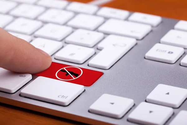 Finger drückt auf roten Knopf mit Stoppschild drauf — Stockfoto