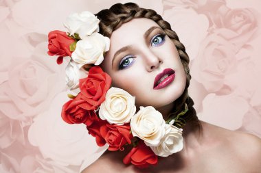 Çiçek çiçek arka plan üzerinde saç olan kadın