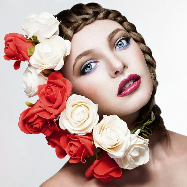 Menina bonita com flores no cabelo — Fotografia de Stock