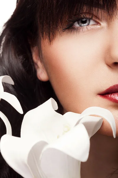 Mujer fresca con piel perfecta y orquídea delante de la cara — Foto de Stock