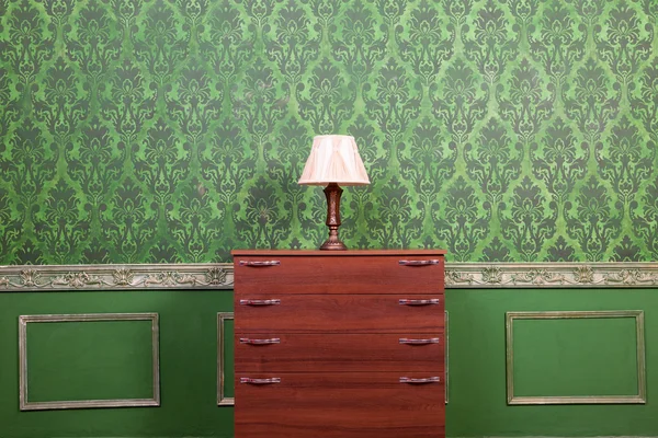 Lampe vintage sur cheminée sur fond vert motif rétro — Photo