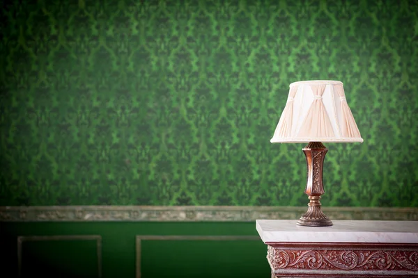 Lámpara vintage en chimenea sobre fondo verde patrón retro — Foto de Stock