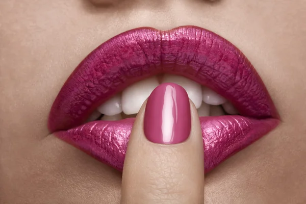 Labios rosados y uñas en la boca de cerca foto — Foto de Stock