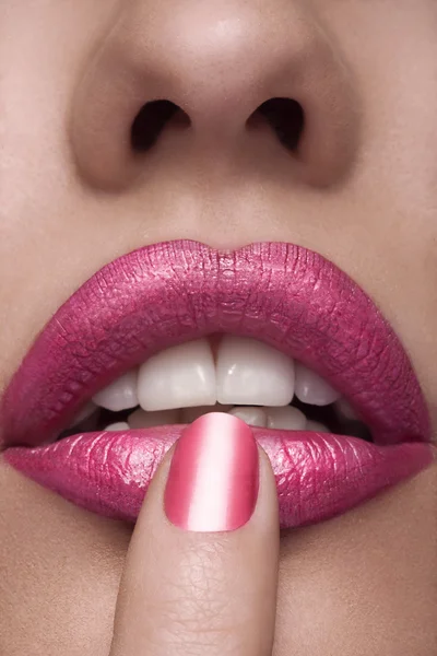 Dedo en la boca con lápiz labial rosa — Foto de Stock