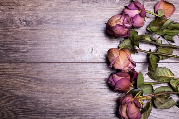 ヴィンテージの木製の背景に死んだバラ — ストック写真