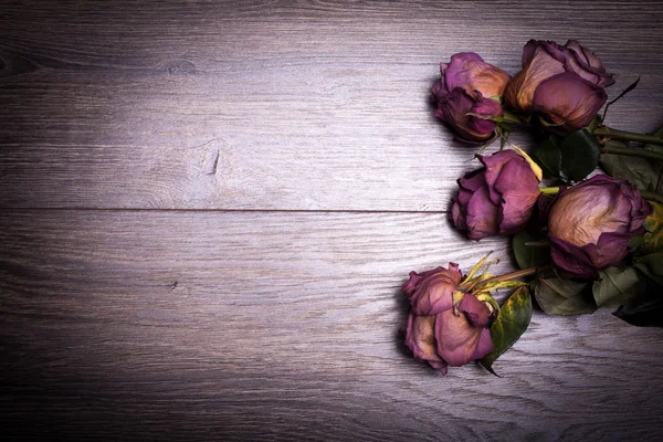 Antika ahşap arka plan üzerinde ölü güller