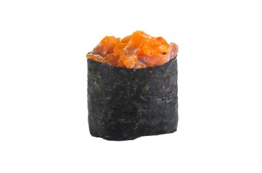 Beyaz arka planda izole edilmiş Norveç yaprağında yengeç ve kırmızı havyarlı baharat rulosu.