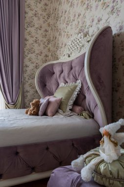 İç taraftaki sipariş edilmiş yatağın yatak başlığı iç taraftaki yastıklar iç taraftaki dekorasyon elementi.