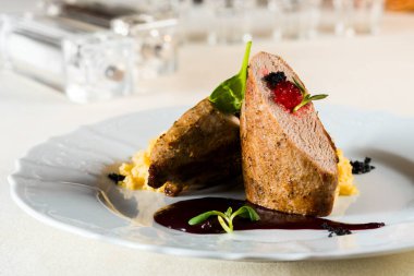 Böğürtlen soslu fırında hindi, otlarla süslenmiş ve kuskus ile süslenmiş.