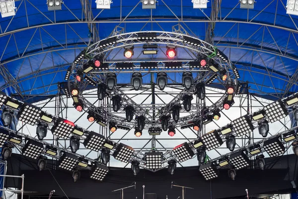 Sahnenin üstündeki ışık çiftliği, konser salonundaki sahnenin üstündeki ışık.