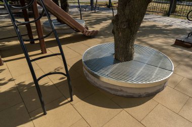 Parkın tasarımında dekoratif metal ızgaralar ve oyun parkında peyzaj.