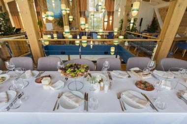 Tatil için bir restoranda masa servisi, ziyafet masası, soğuk aperatifler ve masayı servis etmek.