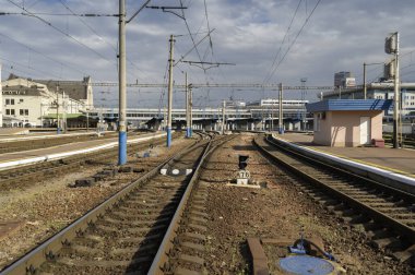Güneşli bir günde tren istasyonu, perspektife giden demiryolu hattı