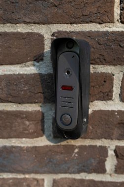 Girişteki ön sokak telefonu, uzaktan iletişim için metal video çağrısı.