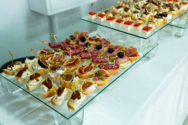 Ziyafet masasında konuklar için peynirli ve sosisli soğuk mezeler.