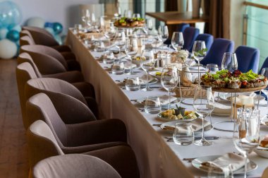 Tatil için bir restoranda masa servisi, ziyafet masası, soğuk aperatifler ve masayı servis etmek.