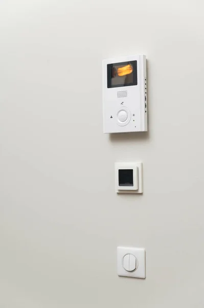 インターホン エアコン アパートの壁のスイッチ フリースペース — ストック写真