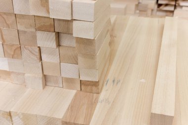 Marangozhanedeki ahşap çubuklar mobilya üretimi için.