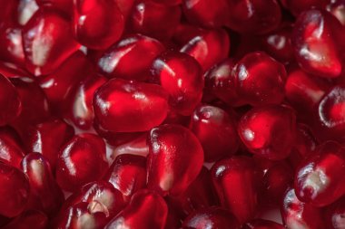 Kırmızı olgun nar tohumları. Yakın çekim, dut.