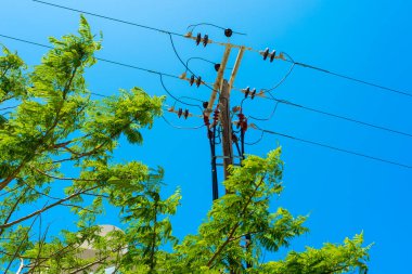 Şehirdeki elektrik hatları
