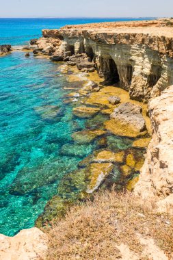 Akdeniz 'de bir göl, Kıbrıs mağarası