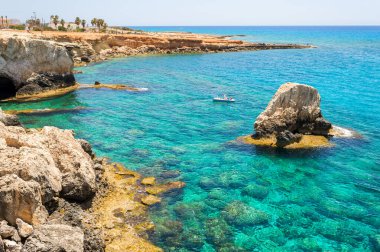 Akdeniz 'de bir göl, Kıbrıs mağarası