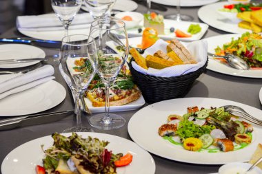 Servis masasında soğuk mezeler ve salatalar.