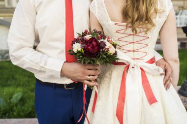 Gelinin elinde bir buket çiçek