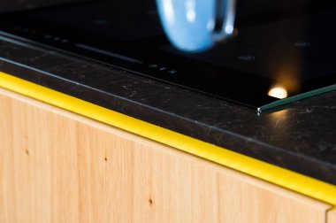 Elektrikli sobası olan taş mutfak alanı.