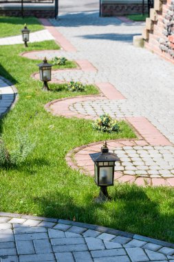 Sokak arka ışıklandırmayla süslenmiş.