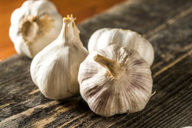 Masada bir sarımsak var.