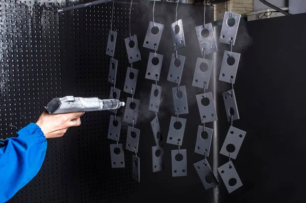 Dükkandaki spreyin metal parçalarının toz tabakası.