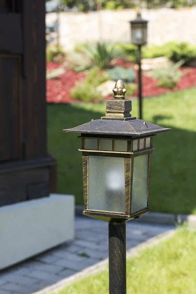 Pouliční Lampa Zahradě Domu — Stock fotografie