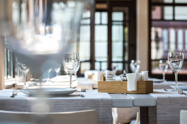 Serveren Een Zomercafé Door Het Glas Geschoten Rasfokus — Stockfoto