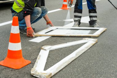 Otomotiv atomlaştırıcı işaretleri boyanıyor