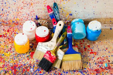 Akrilik boya ve fırçalar