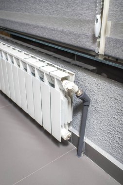 Pencerelerde panjurlu radyatörler var.