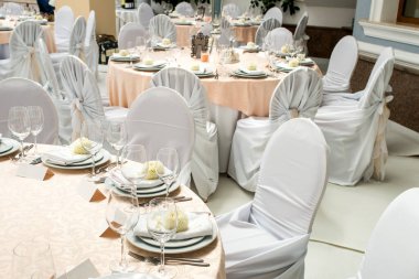 Yuvarlak bir masada şenlik masası.