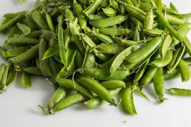 Boş bezelye kabukları beyaz üzerine