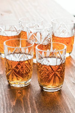 Ahşap bir masada kristal şarap bardaklarında konyak