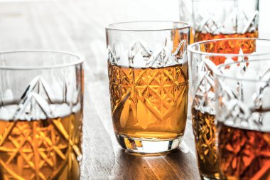 Ahşap bir masada kristal şarap bardaklarında konyak