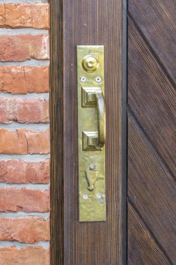 Tahta bir kapının bronz sapı.