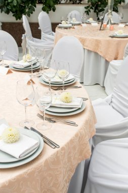 Masa dekorasyonu ve restoranda servis.