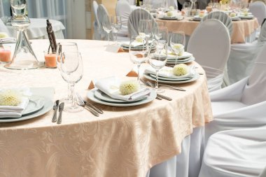 Masa dekorasyonu ve restoranda servis.