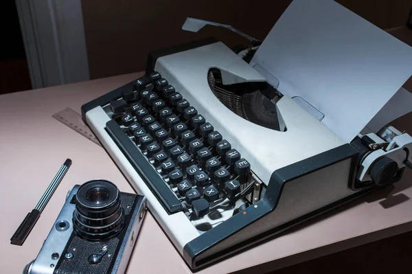 Een Oude Typemachine Met Camera Tafel — Stockfoto