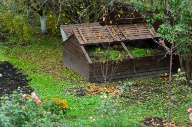 Bölgedeki ahşap bir çitte gübre yığını, doğal ürünlerin işlenmesi ve toplanması için ahşap bir çit.